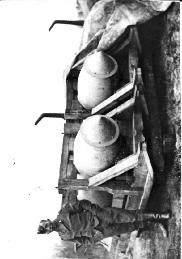 116_-_Luftwaffesoldat_ved_bomber.jpg